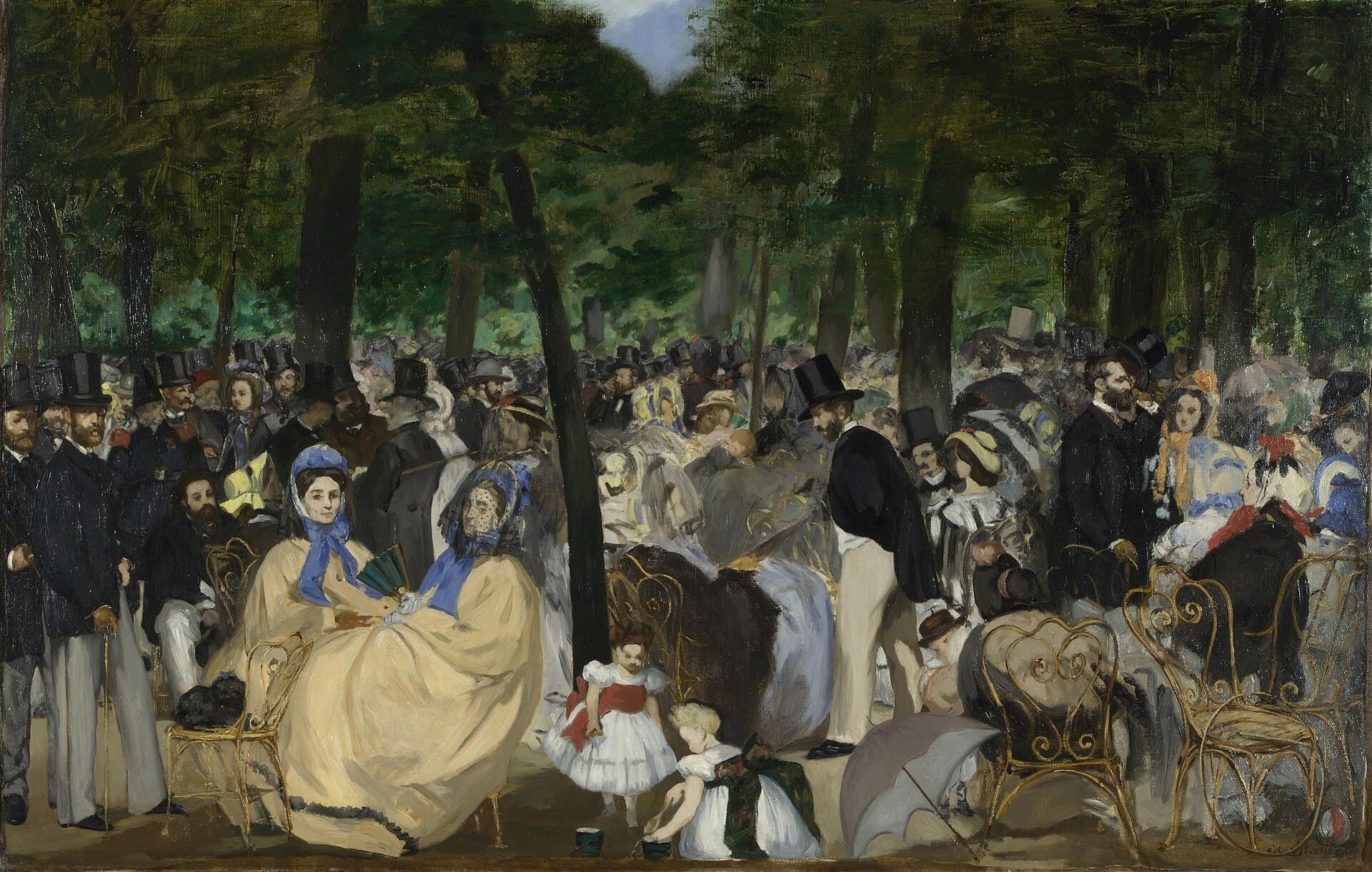A crowd of fashionably dressed Parisians gathered among trees at an outdoor concert.